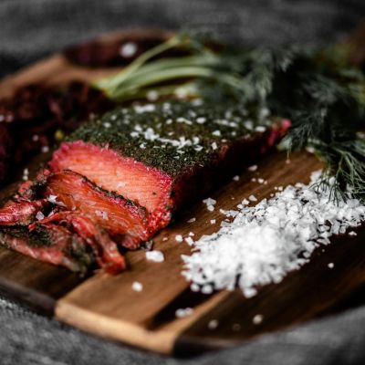 Recette de Gravalax de Saumon à l'Aneth et Chips de Betteraves Rôties