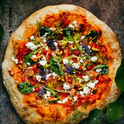 Pizza aux fleurs comestibles