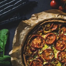 Tarte aux tomates, épinards et moutarde