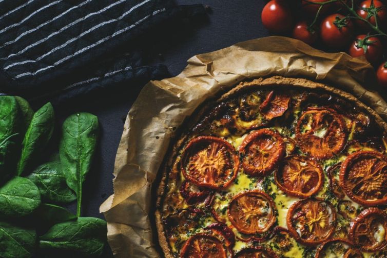 Tarte aux tomates, épinards et moutarde
